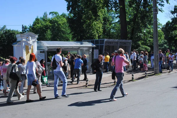 Петергоф, Росія-1 липня 2011: люди або туристів йти вздовж пішохідної доріжки. — стокове фото