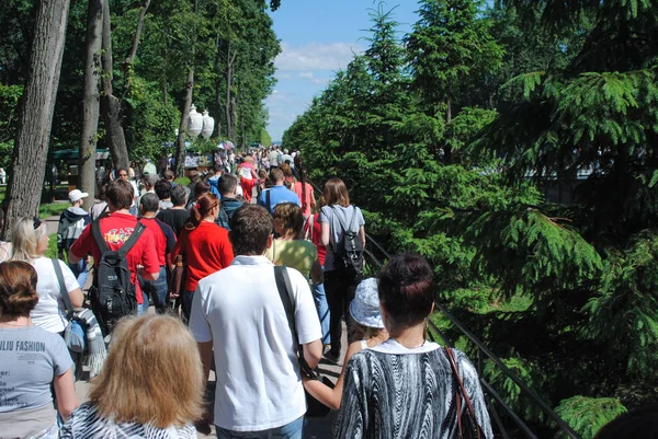 Петергоф, Росія-1 липня 2011: тротуарі з людьми, в місті Peterhof. — стокове фото