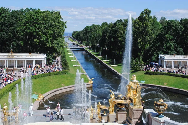 Peterhof, russland -01. juli 2011: große kaskade und großer meerkanal im unteren park von palais peterhof. — Stockfoto