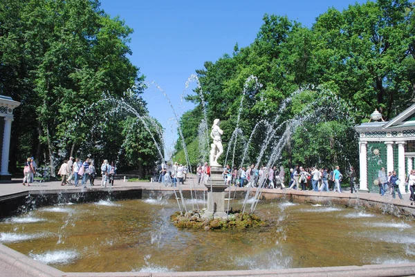 PETERHOF, RUSIA - 01 DE JULIO DE 2011: Peterhof fuente con la gente . — Foto de Stock