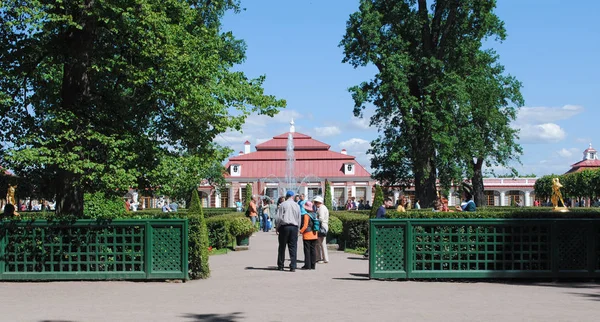 PETERHOF, RUSIA - 01 DE JULIO DE 2011: Paisaje de parques Petergof . — Foto de Stock