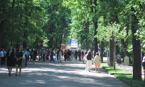 PETERHOF, RUSIA - 01 DE JULIO DE 2011: Peterhof acera en parques . — Foto de Stock