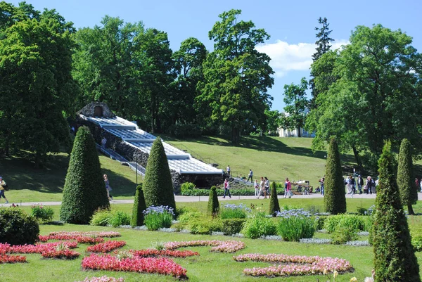 PETERHOF, RUSIA - 01 DE JULIO DE 2011: Peterhof paisaje verde . — Foto de Stock