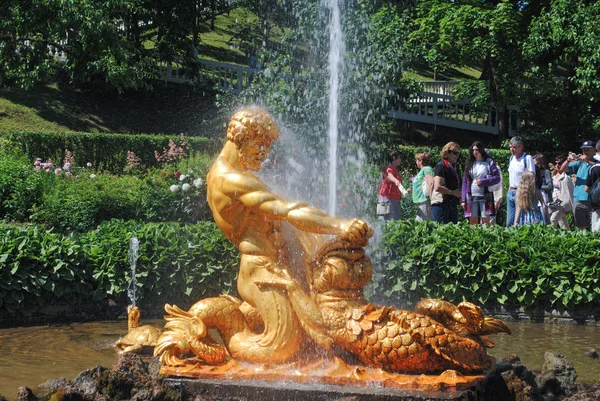 PETERHOF, RUSSIA - 01 LUGLIO 2011: Fontana della statua d'oro a Peterhof . — Foto Stock