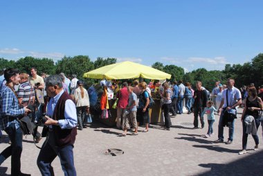 Peterhof, Rusya - 01 Temmuz 2011: Peterhof Hediyelik eşya dükkanı.