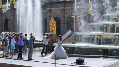 Peterhof, Rusya - 01 Temmuz 2011: Peterhof Grand art arda Fountain güzel altın heykeller.