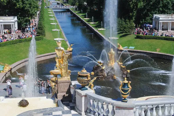 Peterhof, russland - 01.07.2011: petergof kopfbrunnen. — Stockfoto