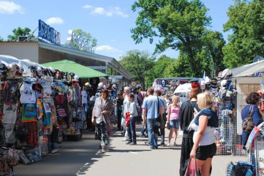 Peterhof, Rusya - 01 Temmuz 2011: Peterhof Hediyelik eşya dükkanı