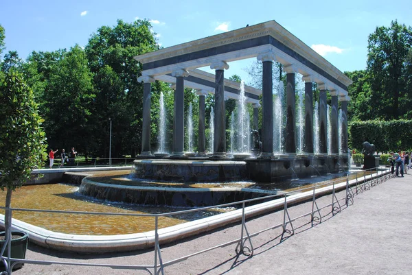 PETERHOF, RUSIA - 01 DE JULIO DE 2011: Fuente de leones Peterhof — Foto de Stock