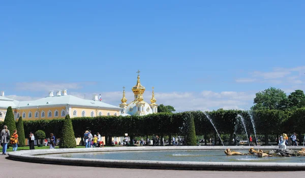 Peterhof, russland - 01.07.2011: gebäude des komplexen palastes peterhof — Stockfoto