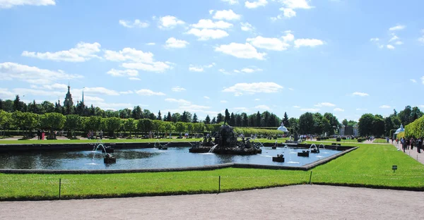 PETERHOF, RUSIA - 01 de julio de 2011: paisaje de parques de petrodvorets — Foto de Stock