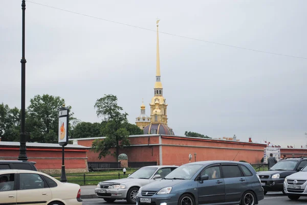 St. Petersburg, Rusland - 12 juli 2015: Stad auto's weg landschapsmening van het grondgebied van de Peter en Paul Fortress in Sint-Petersburg — Stockfoto