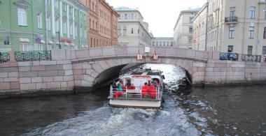 St. Petersburg, Rusya - 12 Temmuz 2015: Küçük gezi gemisi Fontanka Nehri boyunca yelken turist.