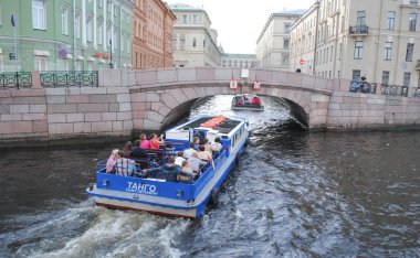 St. Petersburg, Rusya - 12 Temmuz 2015: Küçük gezi gemisi Fontanka Nehri boyunca yelken turist.