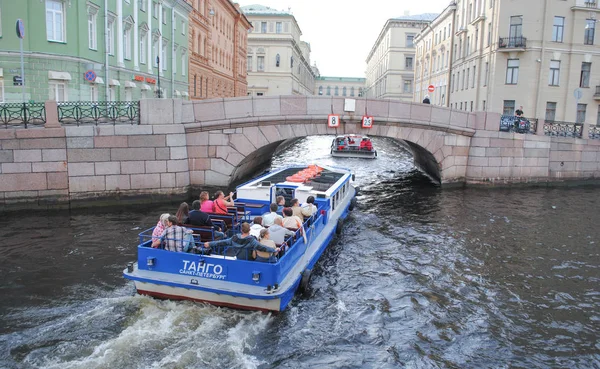 St. Petersburg, Rusya - 12 Temmuz 2015: Küçük gezi gemisi Fontanka Nehri boyunca yelken turist.
