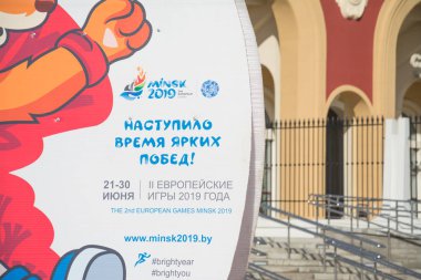 Minsk, Beyaz Rusya - Mart, 19, 2019: Logo ikinci Avrupa Oyunlar Minsk şehir Haziran 2019 yapılacak. Arka planda nerede olaylar gerçekleşecek city stadyum vardır.