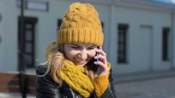 Mujer joven y feliz hablando en el teléfono móvil en la calle de la ciudad estilo de vida retrato — Vídeos de Stock