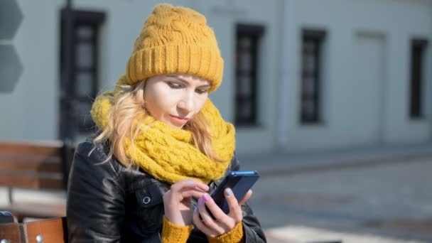 Chica joven y muy hermosa utilizando utiliza un teléfono móvil — Vídeo de stock