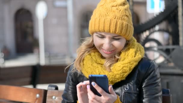 Joven alegre en gafas de moda hablando por teléfono móvil, mujer caucásica llamando por imágenes de archivo de alta definición celular — Vídeos de Stock