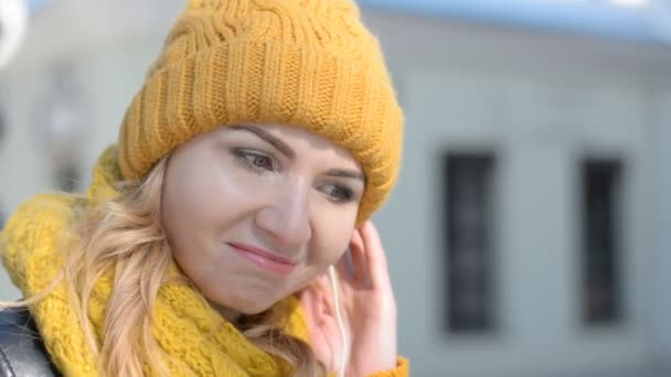 Chica atractiva escuchando música en las calles de la ciudad — Vídeos de Stock