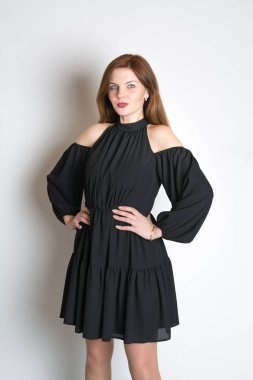 Siyah bir yaz elbise giymiş kırmızı saçlı güzel kız