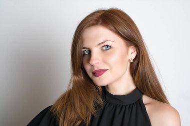 Beyaz arka planda poz elbise genç büyüleyici kadın