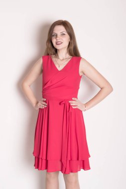 Kırmızı elbise güzel kız stüdyoda fotoğraflandı