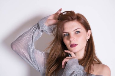 Moda portre genç kadın zarif gümüş elbisenin içinde