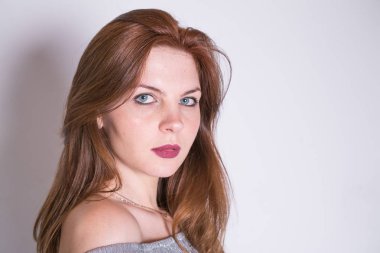 Moda portre genç kadın zarif gümüş elbisenin içinde