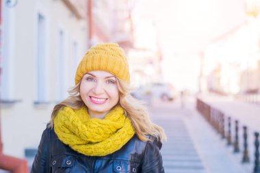 bir şehir sokakta güzel kız kamera bakıyor