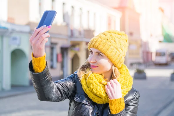 Empresaria haciendo selfies delante — Foto de Stock