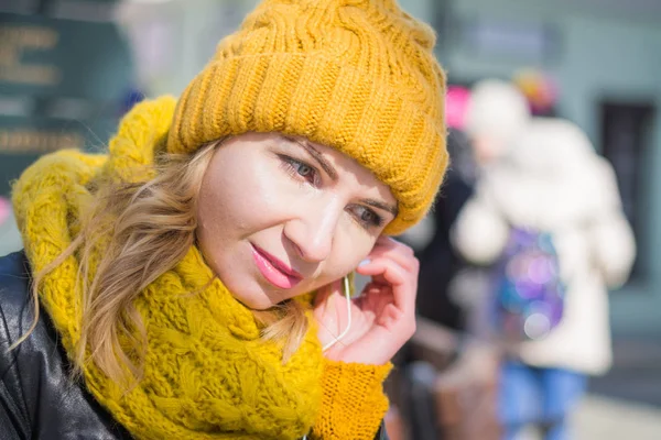 Beautiful stylish girl listening to music — Photo