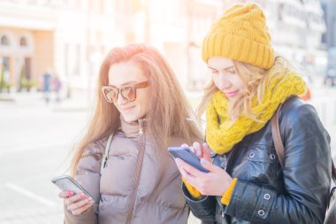 iki kız arkadaş kış giyim sokakta