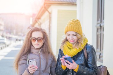 iki kız arkadaş kış giyim sokakta