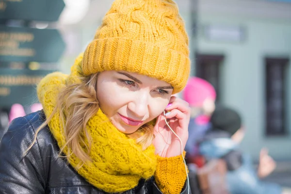 Beautiful stylish girl listening to music — Photo