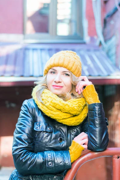 Stylish girl portrait looking into the camera on an old street — Stok fotoğraf