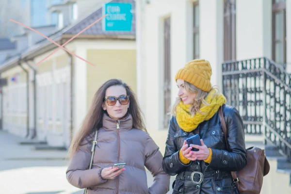 Дві дівчини друзі на вулиці в зимовому одязі — стокове фото