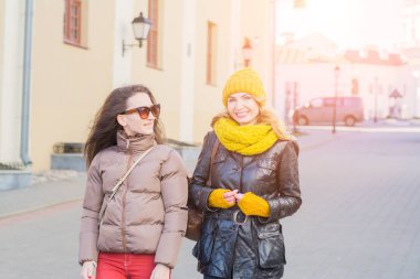 İki güzel kız sokaklarda yürümek