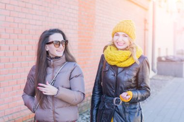 iki en iyi kız şehir sokakları boyunca yürümek