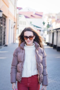 Genç kız Minsk sokakta yürürken