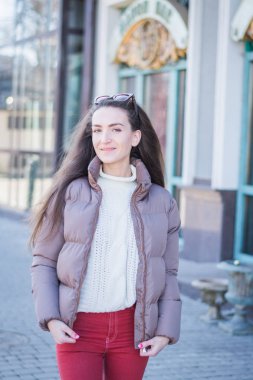 Güzel kız şehir sokaklarda poz