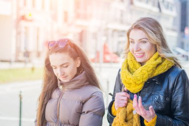 Sokakta yürüyen iki kadın