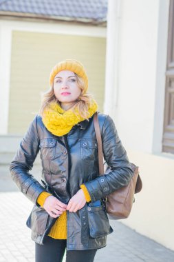 boyalı şapkalı güzel bir kız portresi