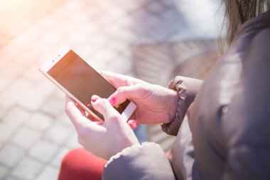 sokakta akıllı telefon kullanan kadın