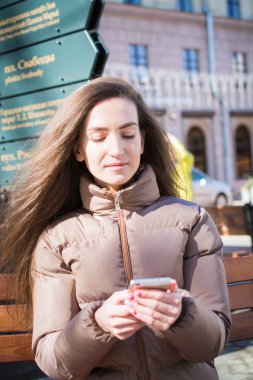 siyah saçlı genç çekici kız erkek arkadaşı için bir mesaj SMS