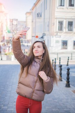Genç çekici oynak turist selfie telefonda yapıyor