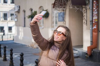 Çekici genç kadın alarak selfie