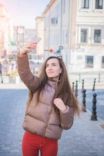Jovem atraente turista brincalhão está fazendo selfie no telefone — Fotografia de Stock