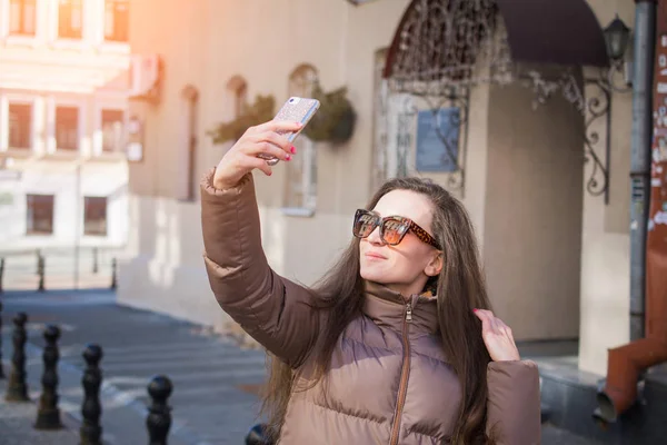 Atractiva joven mujer tomando selfie — Foto de Stock