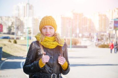 Çok çekici bir genç kız bir şehir parkı ile portresi